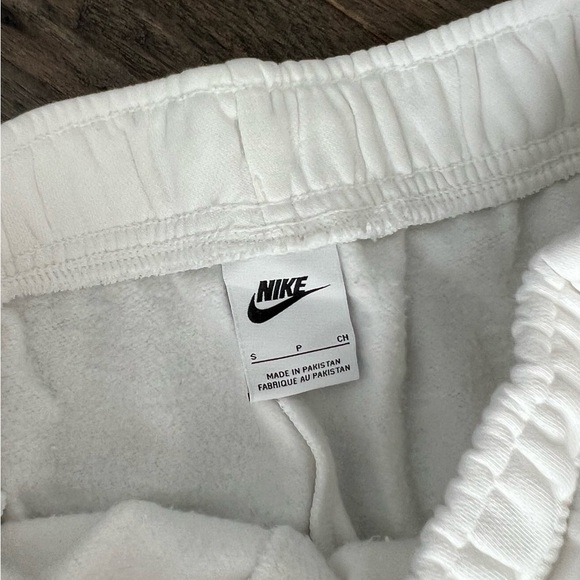 Nike Cropped Sweatpants - Picture 2 of 4